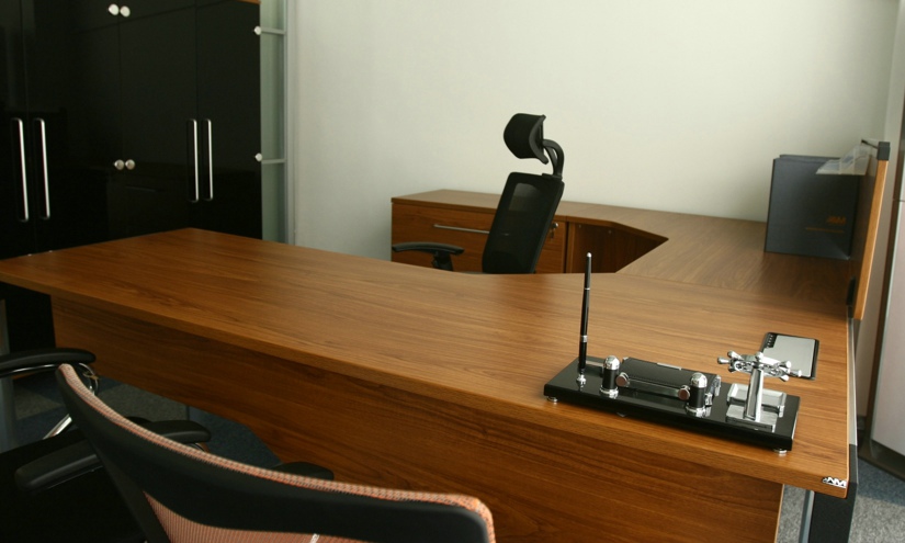 Director Desk J8