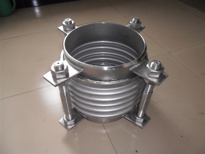 High temperature resistant bellows expansion section